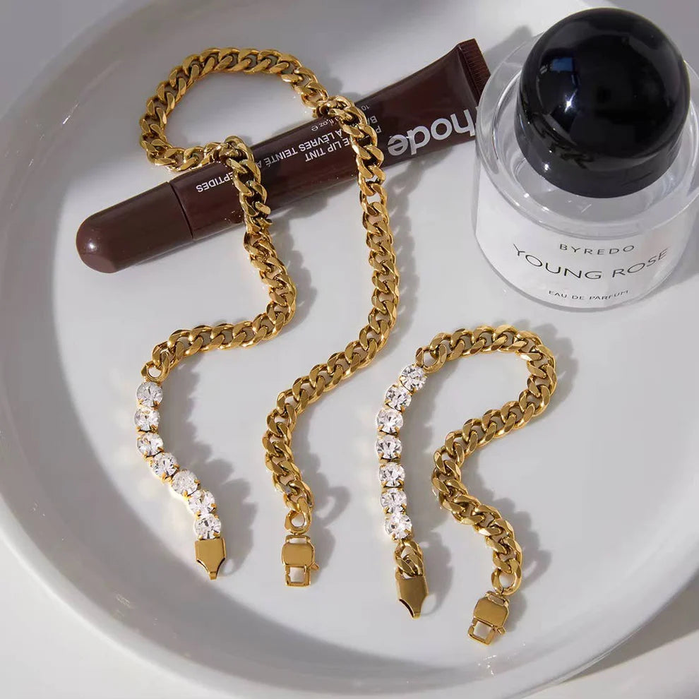 The Signature Curb Necklace Water Resistant